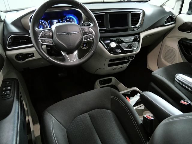 Used 2022 Chrysler Voyager LX FWD image 2