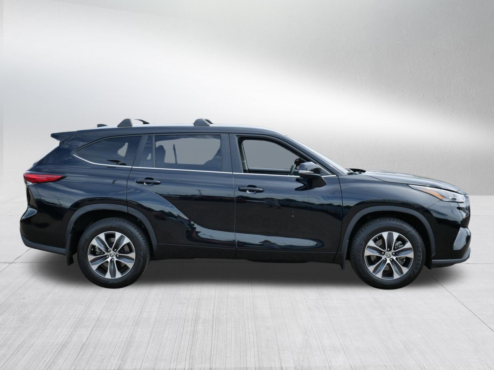 Used 2023 Toyota Highlander XLE AWD/4WD image 8
