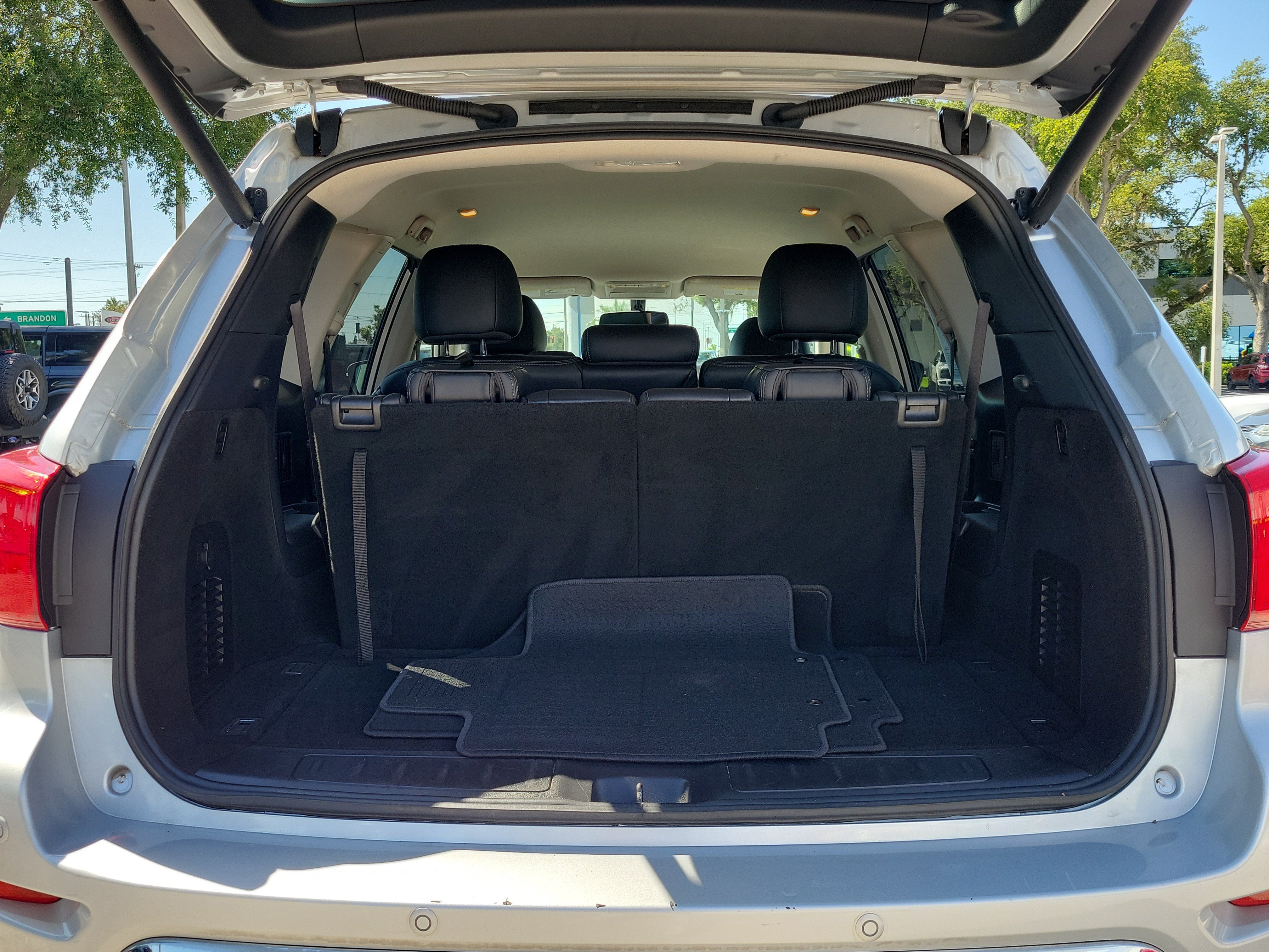 Used 2019 Nissan Pathfinder SL FWD image 10