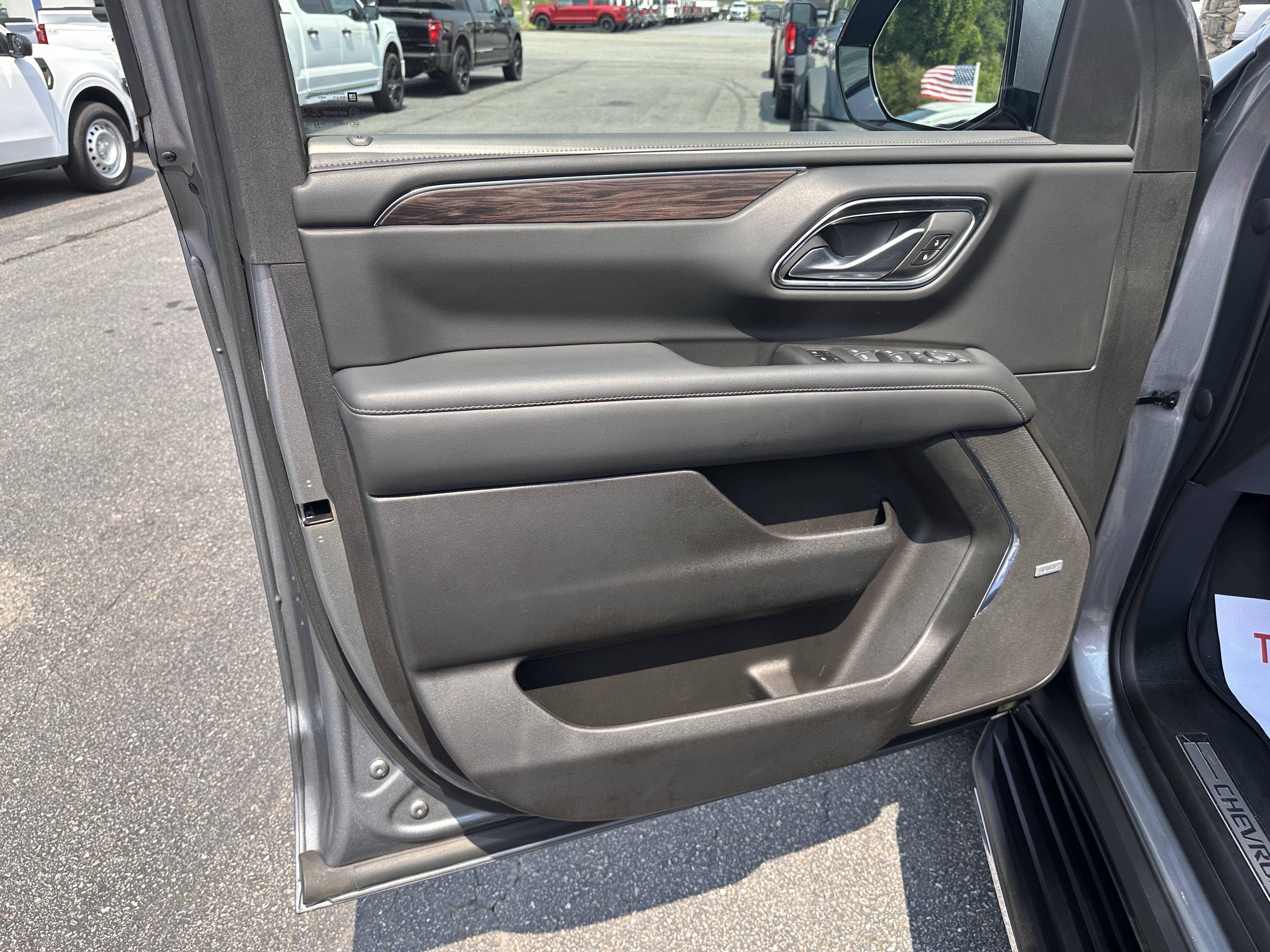 Used 2022 Chevrolet Tahoe LT w/ Luxury Package AWD/4WD image 9