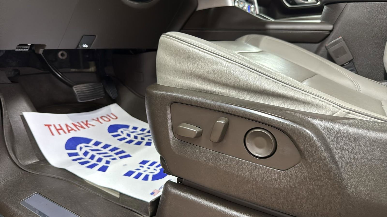 Used 2022 GMC Yukon XL SLT w/ SLT Luxury Package image 10