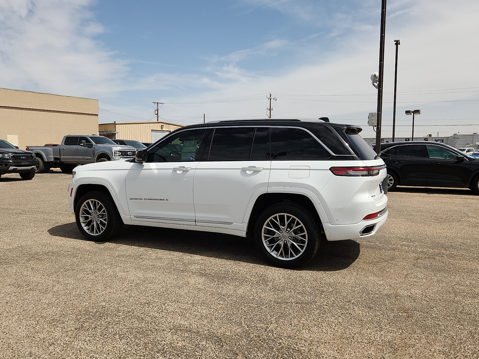 Used 2023 Jeep Grand Cherokee Summit w/ Luxury Tech Group V AWD/4WD image 4
