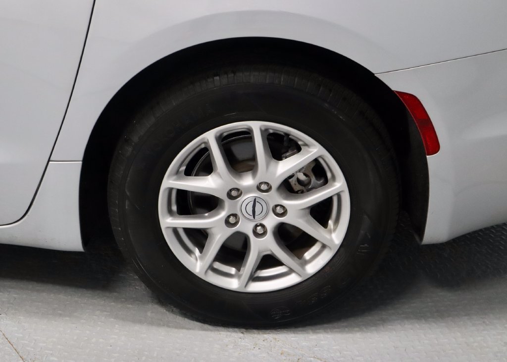 Used 2024 Chrysler Pacifica Touring-L FWD image 18