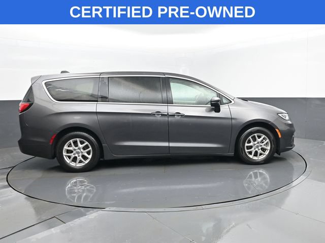 Used 2023 Chrysler Pacifica Touring-L FWD image 4