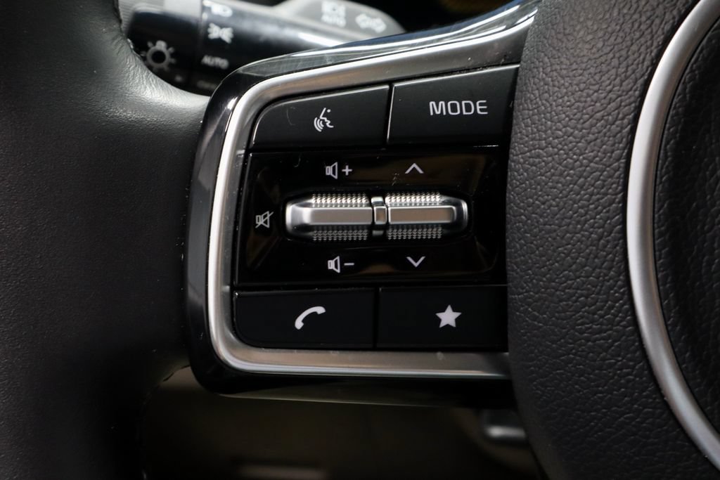 Used 2025 Kia Carnival FWD image 27