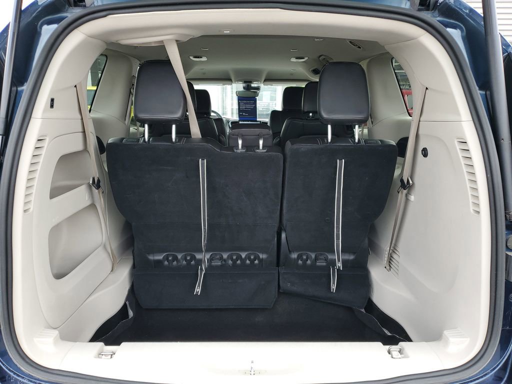 Used 2023 Chrysler Pacifica Touring-L image 31