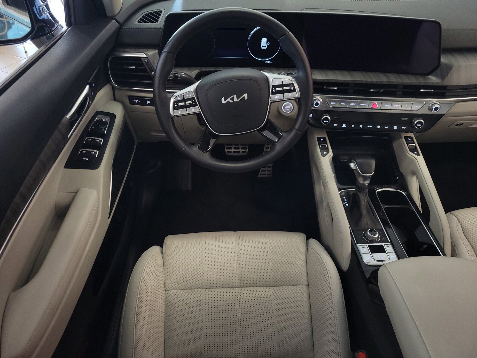 Used 2024 Kia Telluride SX w/ Towing Package image 13