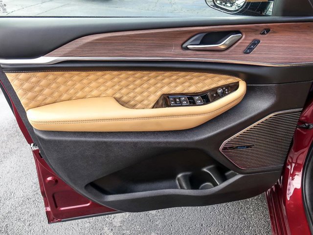 Used 2025 Jeep Grand Cherokee Summit w/ Luxury Tech Group V image 26