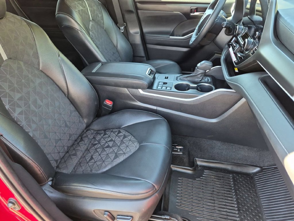 Used 2024 Toyota Highlander XLE AWD/4WD image 23