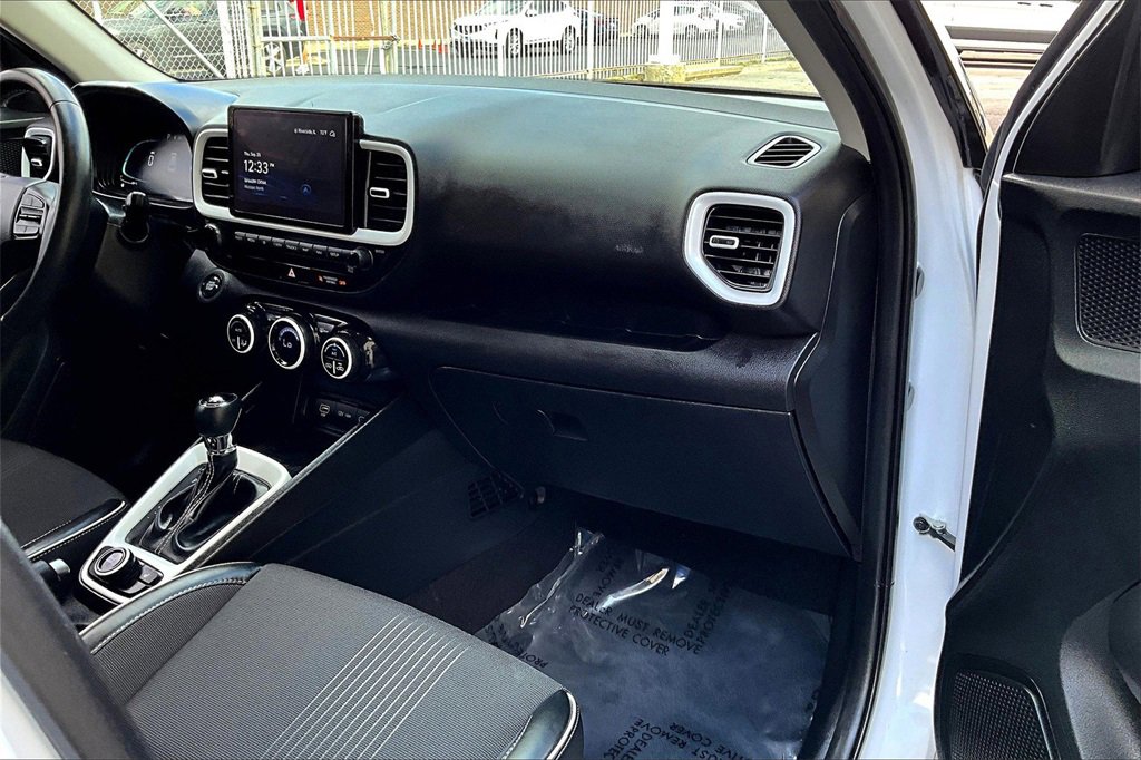 Used 2023 Hyundai Venue Limited image 15