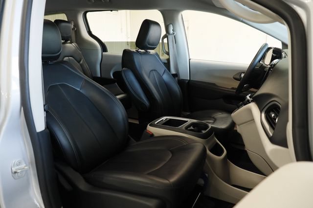 Used 2024 Chrysler Pacifica Touring-L FWD image 24