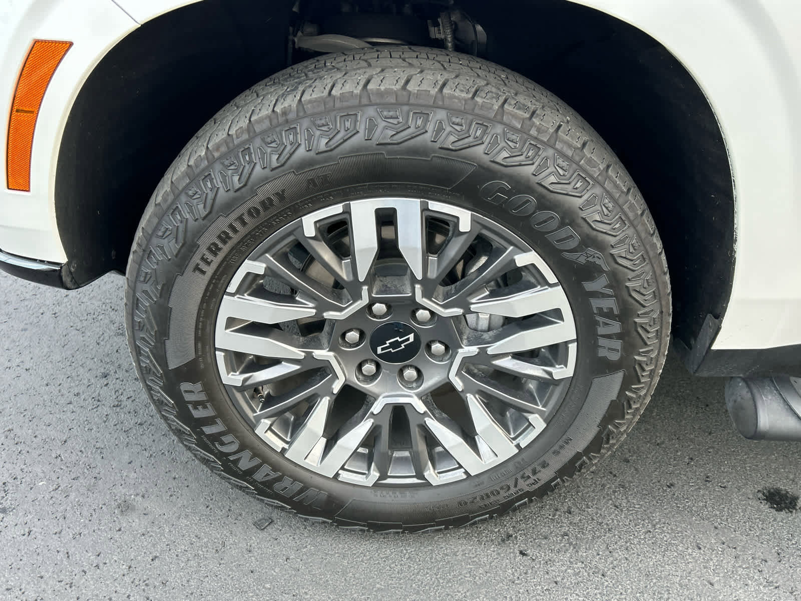 Used 2025 Chevrolet Suburban Z71 w/ Z71 Off-Road Package image 13