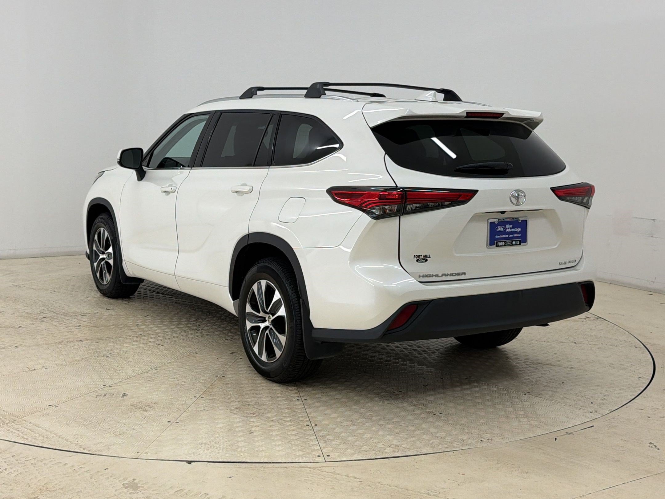 Used 2020 Toyota Highlander XLE AWD/4WD image 3
