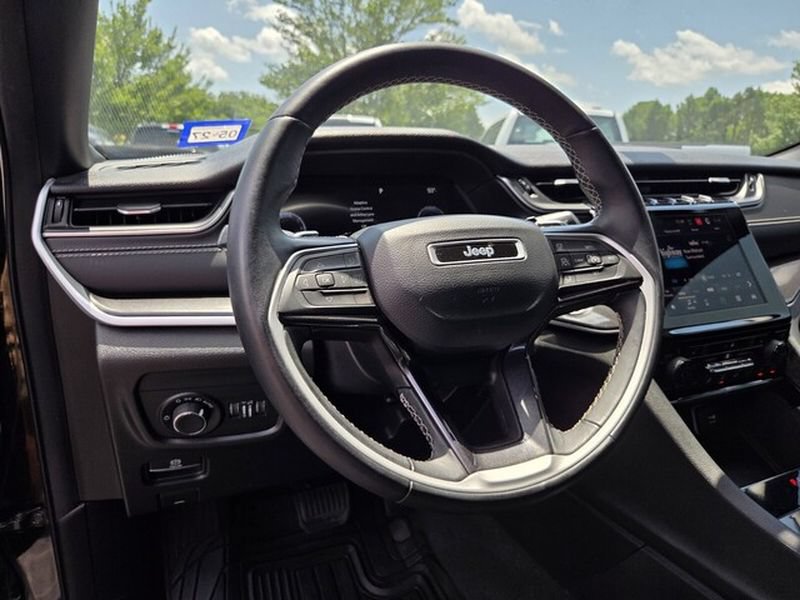 Used 2022 Jeep Grand Cherokee Altitude RWD image 11