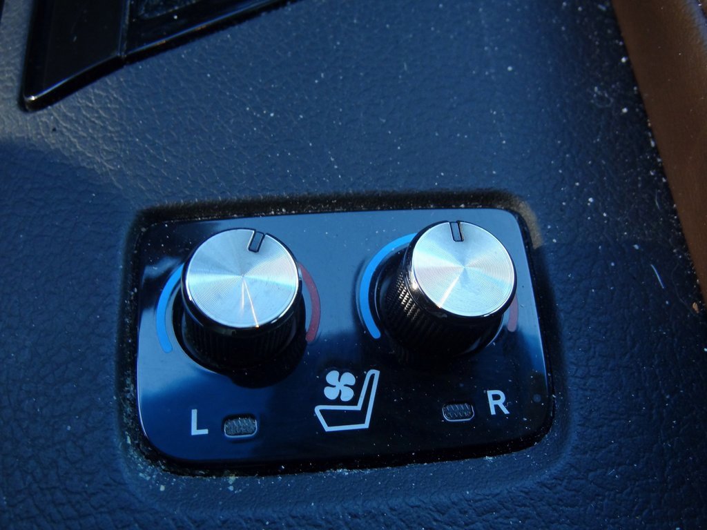 Used 2018 Toyota Avalon Limited image 11