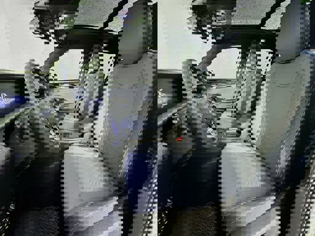 Used 2025 Volkswagen Tiguan SE R-Line image 12