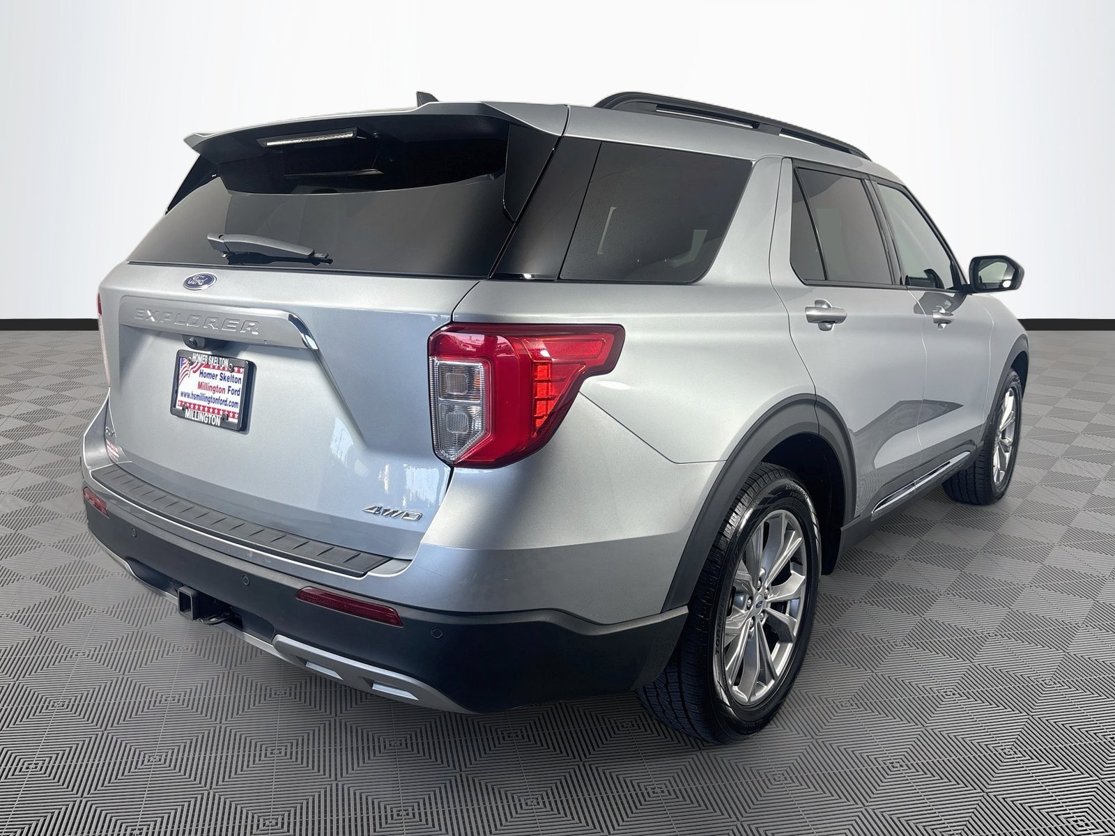 Certified 2023 Ford Explorer XLT w/ Equipment Group 202A AWD/4WD image 7