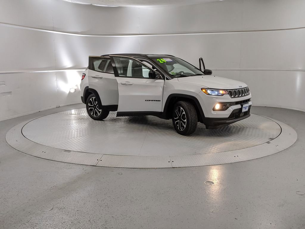 Used 2024 Jeep Compass Limited image 7