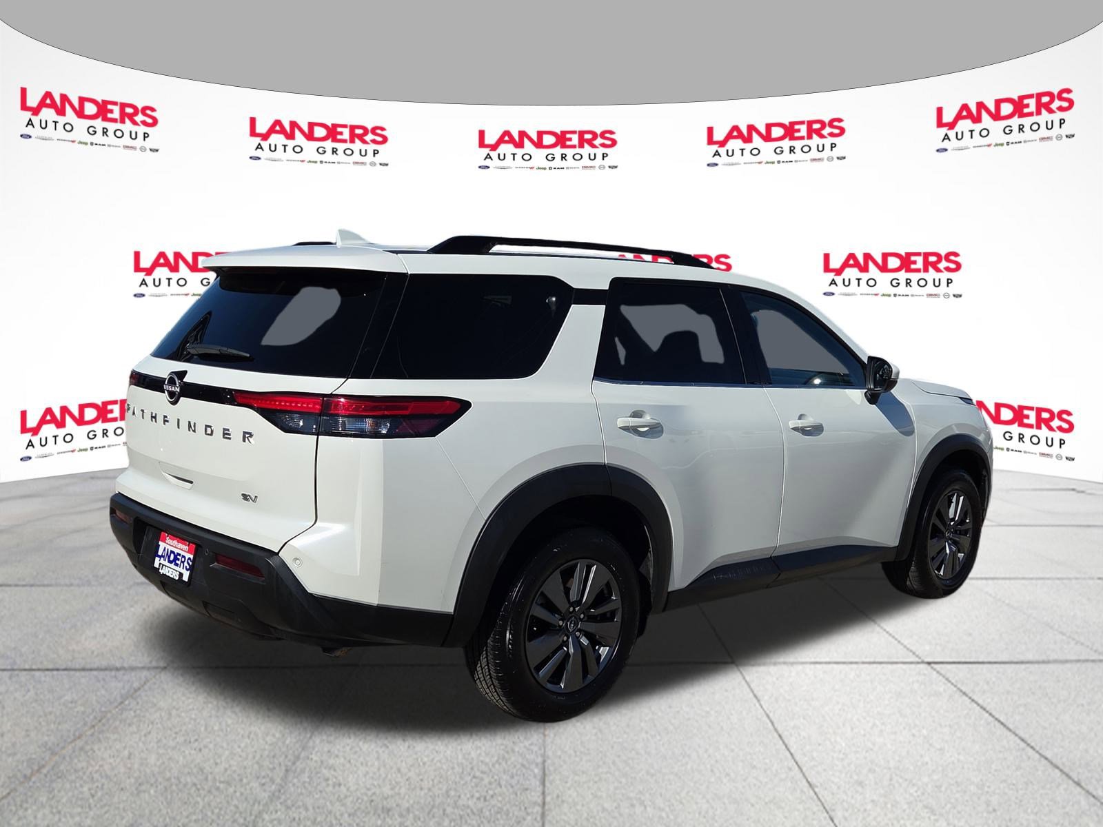 Used 2024 Nissan Pathfinder SV image 3