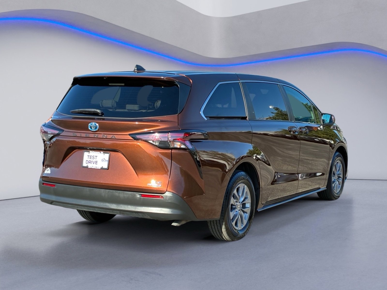 Used 2024 Toyota Sienna LE FWD image 6