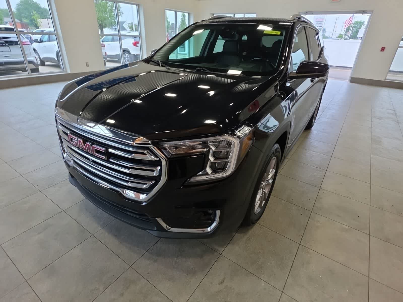 Used 2022 GMC Terrain SLT w/ Infotainment Package II AWD/4WD image 2