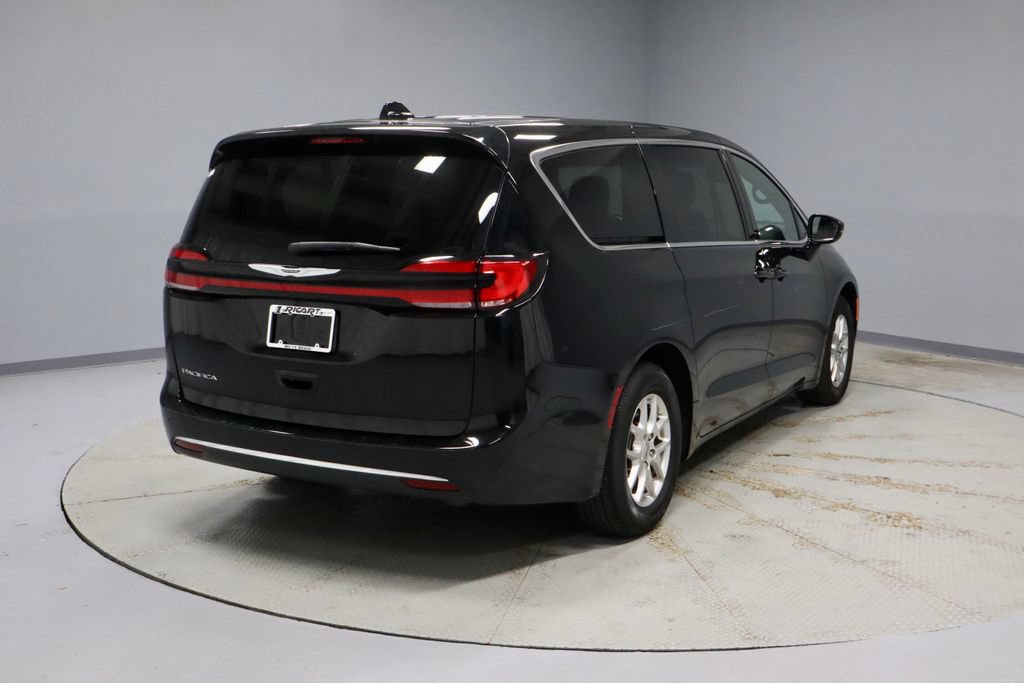 Used 2025 Chrysler Pacifica Select FWD image 10