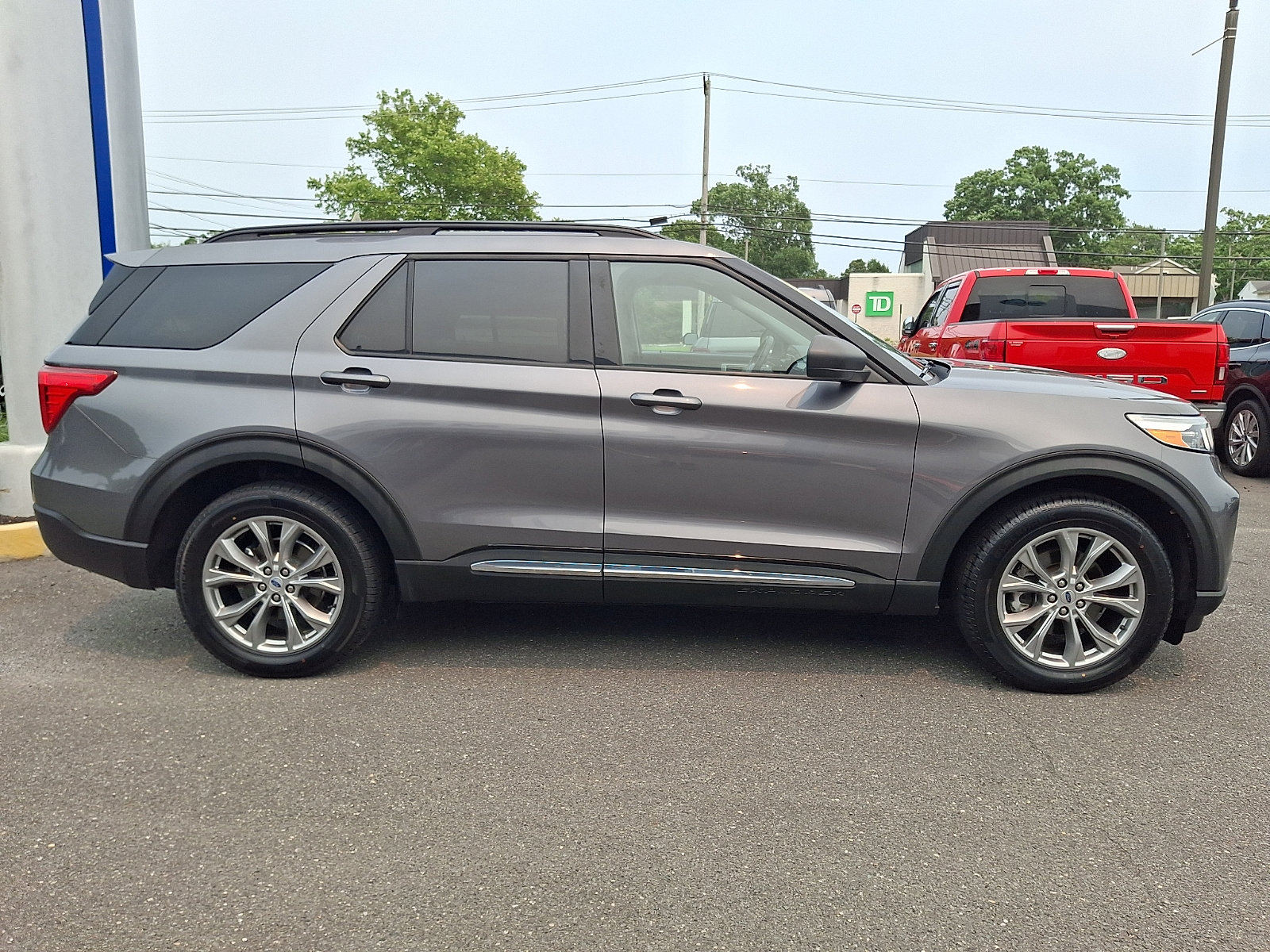 Certified 2022 Ford Explorer XLT w/ Equipment Group 202A AWD/4WD image 12