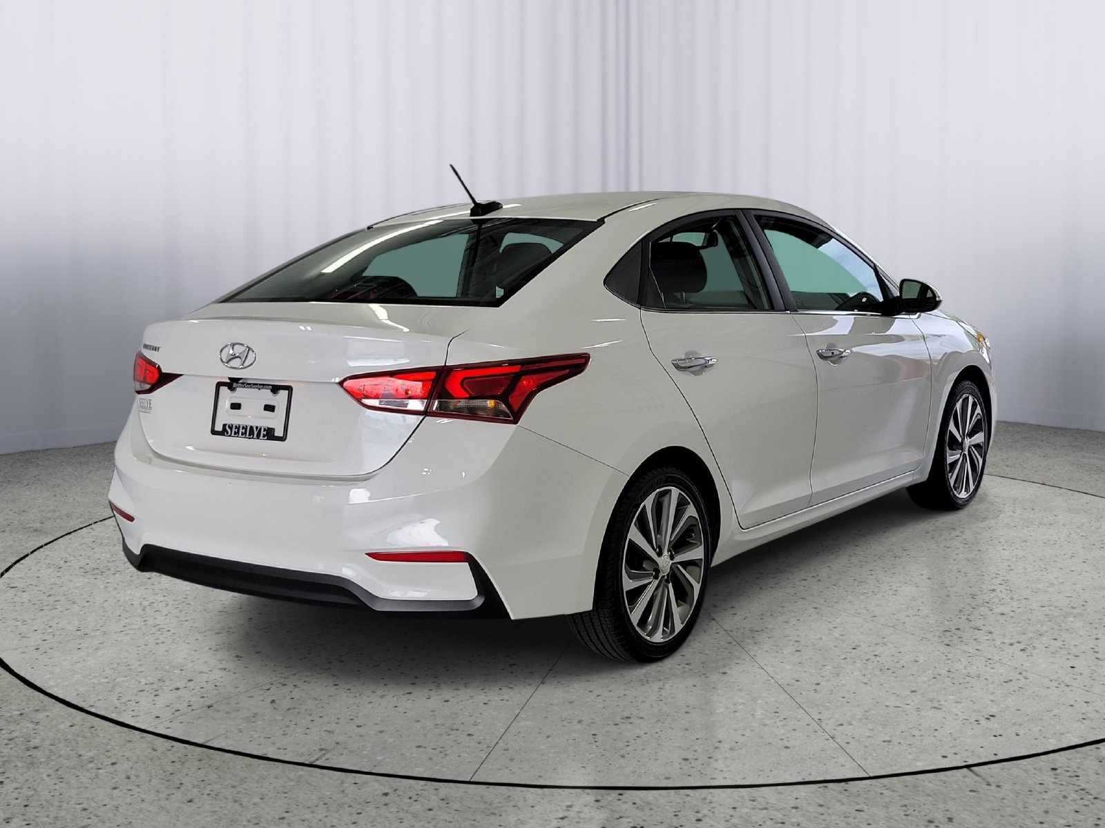 Used 2022 Hyundai Accent Limited FWD image 2