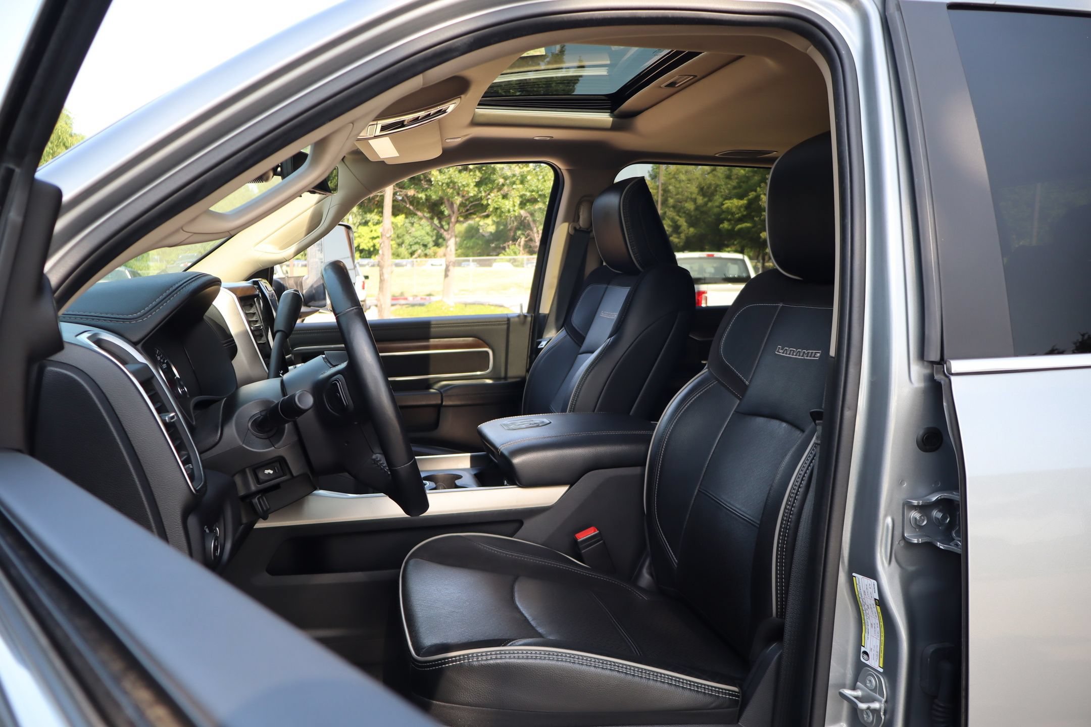 Used 2022 RAM 3500 Laramie AWD/4WD image 11