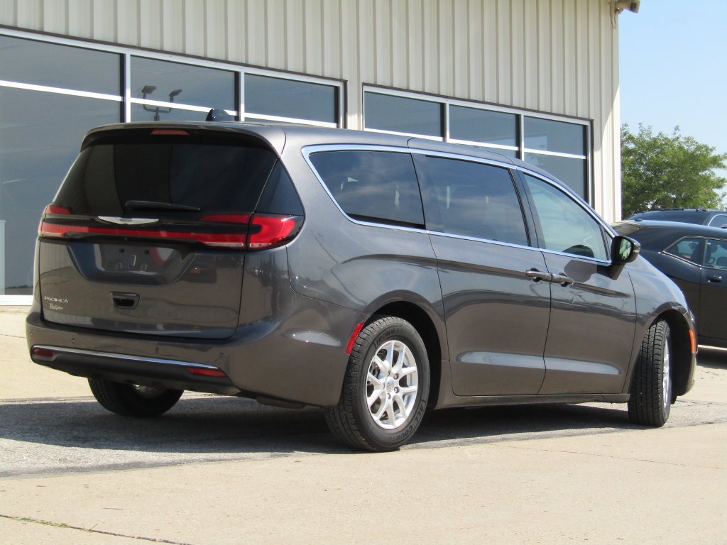 Used 2023 Chrysler Pacifica Touring-L FWD image 3