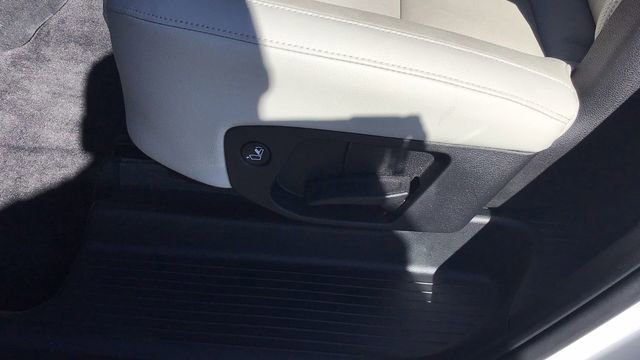 Used 2024 Kia Telluride EX w/ EX Captain's Chair Package image 13