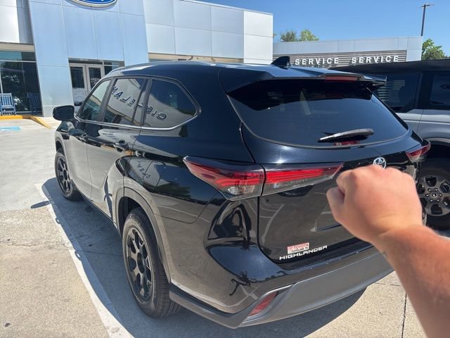 Used 2024 Toyota Highlander XLE image 3