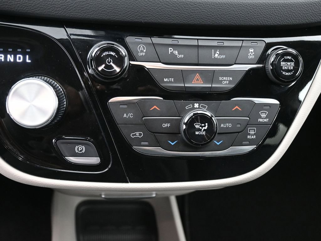 Used 2023 Chrysler Pacifica Touring-L FWD image 13