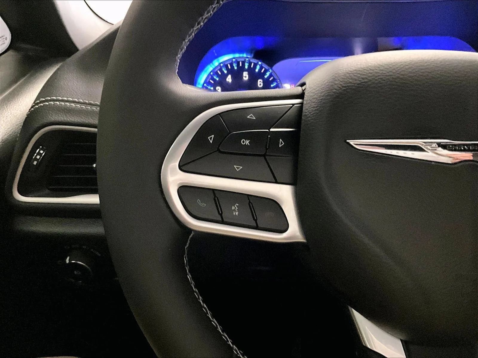 Used 2025 Chrysler Pacifica Select image 17