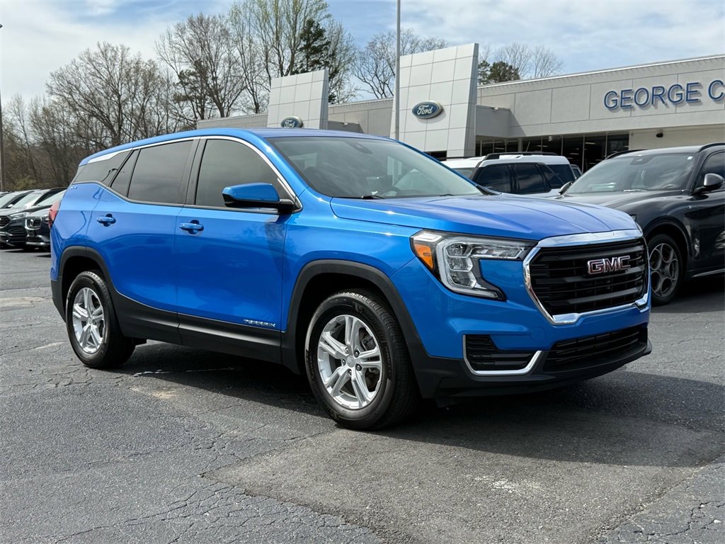Used 2024 GMC Terrain SLE image 2