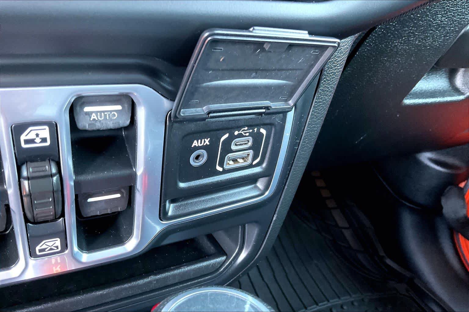 Used 2018 Jeep Wrangler Unlimited Sport AWD/4WD image 31