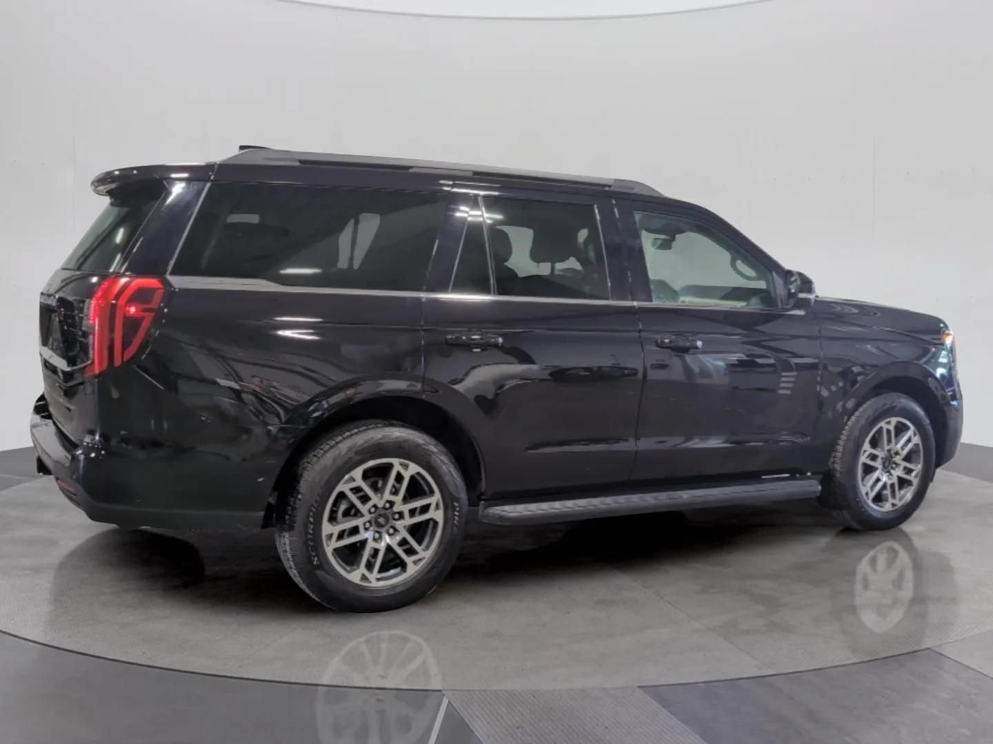 Certified 2025 Ford Expedition Active AWD/4WD image 7