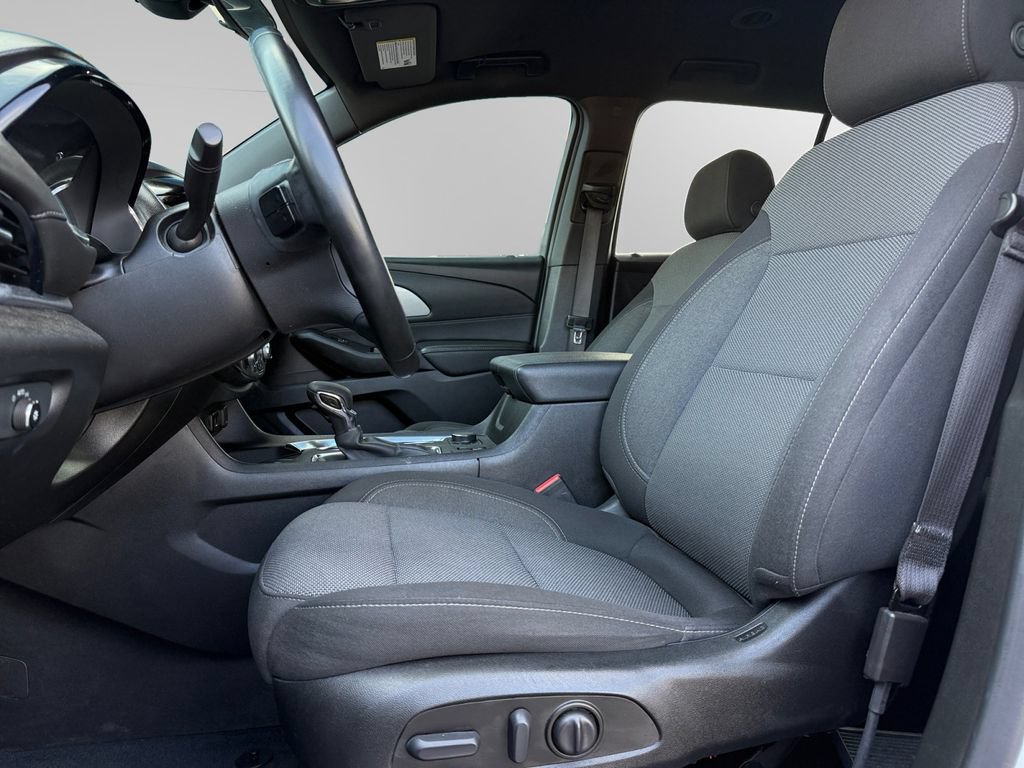 Used 2023 Chevrolet Traverse LT FWD image 9