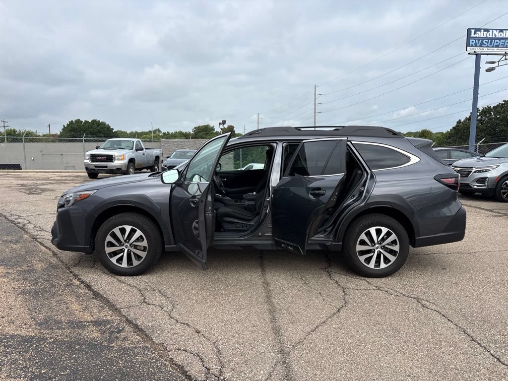 Used 2024 Subaru Outback Premium AWD/4WD image 4