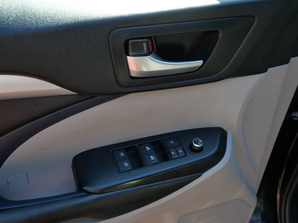 Used 2018 Toyota Highlander XLE AWD/4WD image 23