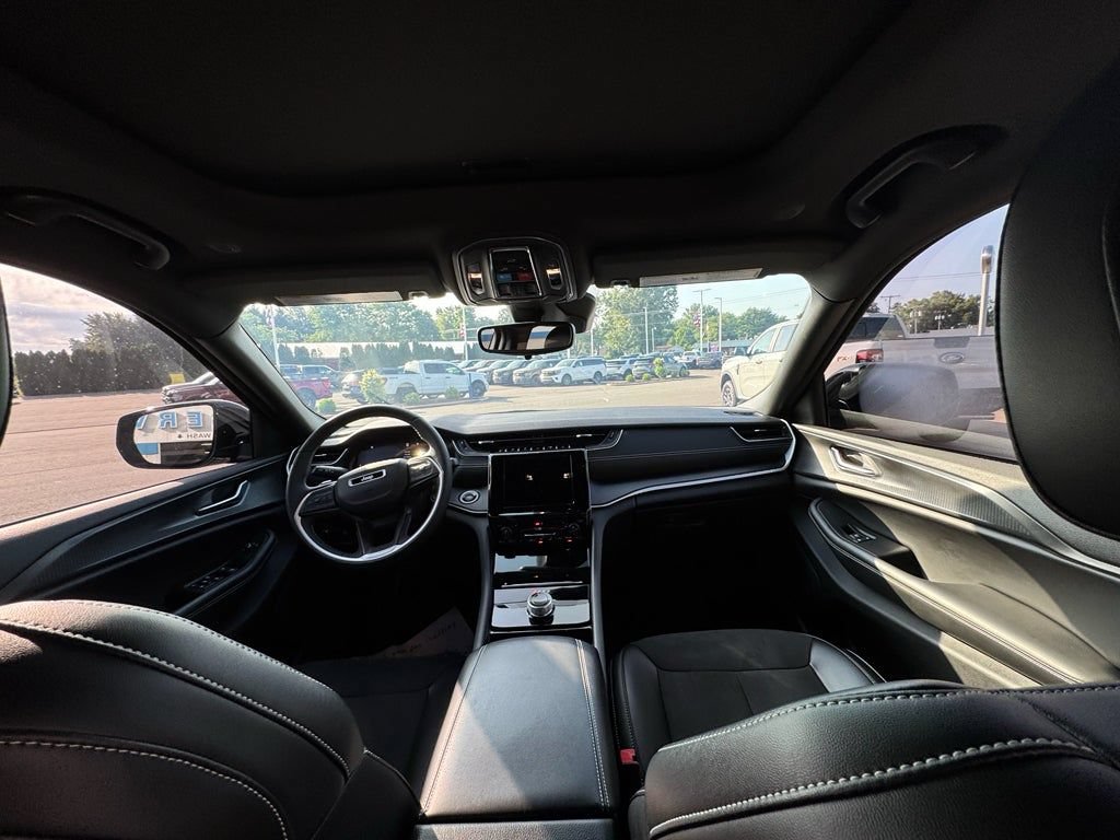 Used 2023 Jeep Grand Cherokee L Laredo AWD/4WD image 19