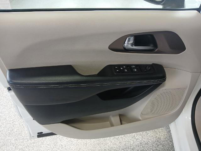 Used 2020 Chrysler Voyager Lxi image 12