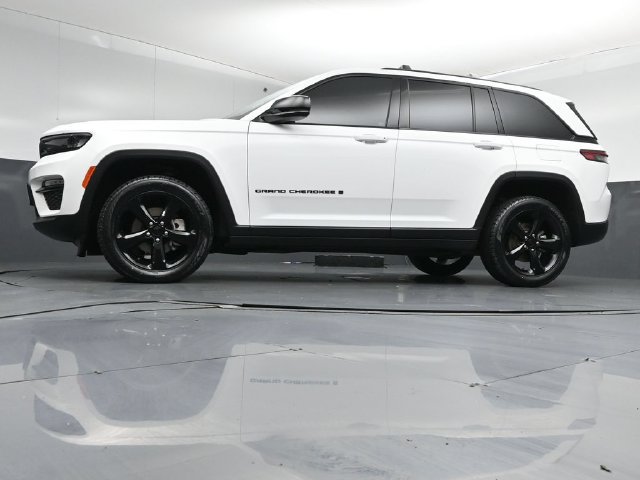 Used 2023 Jeep Grand Cherokee Limited w/ Black Appearance Package AWD/4WD image 39