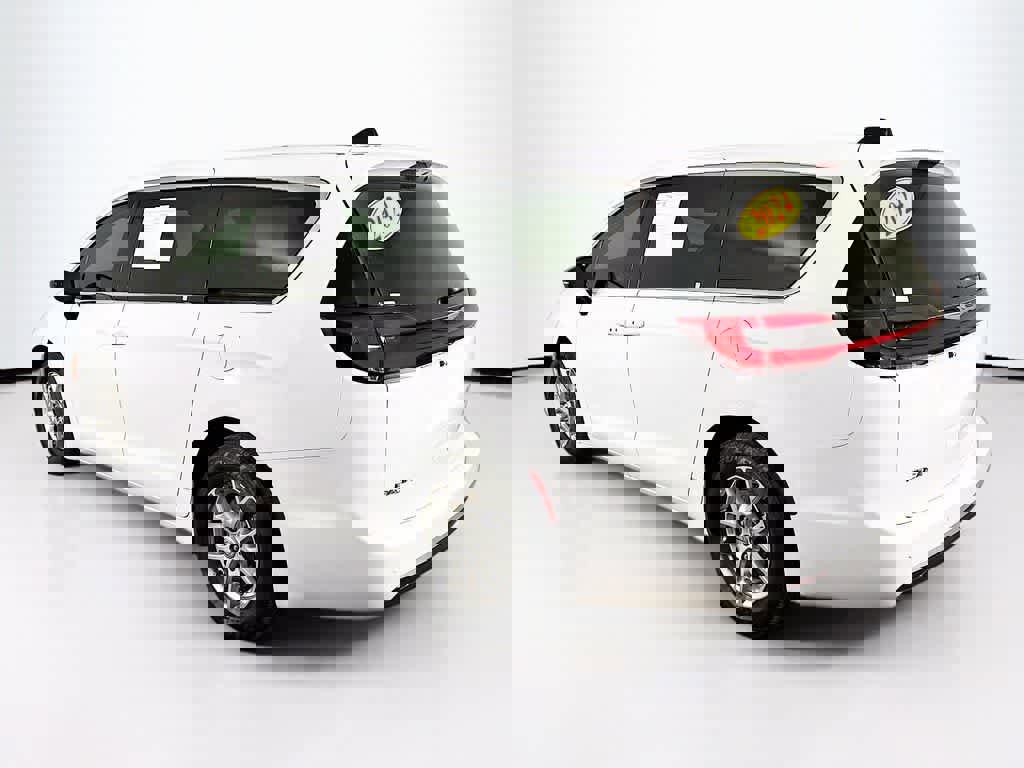 Used 2024 Chrysler Pacifica Touring-L image 4