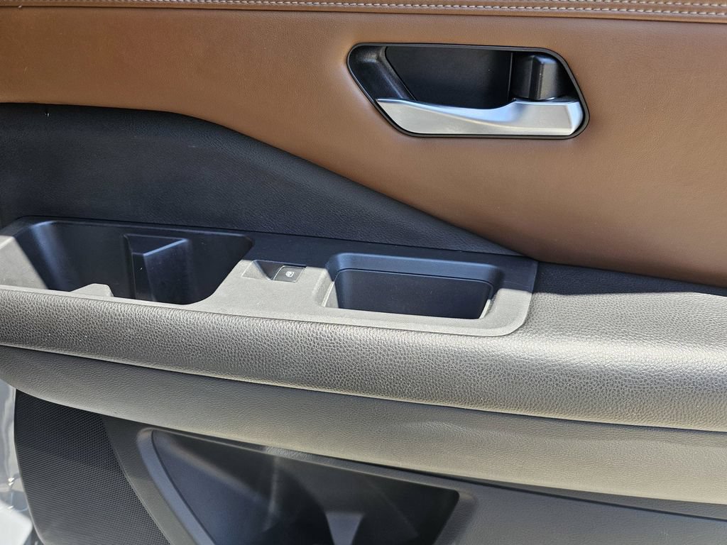 Used 2022 Nissan Pathfinder Platinum w/ Cargo Package FWD image 13