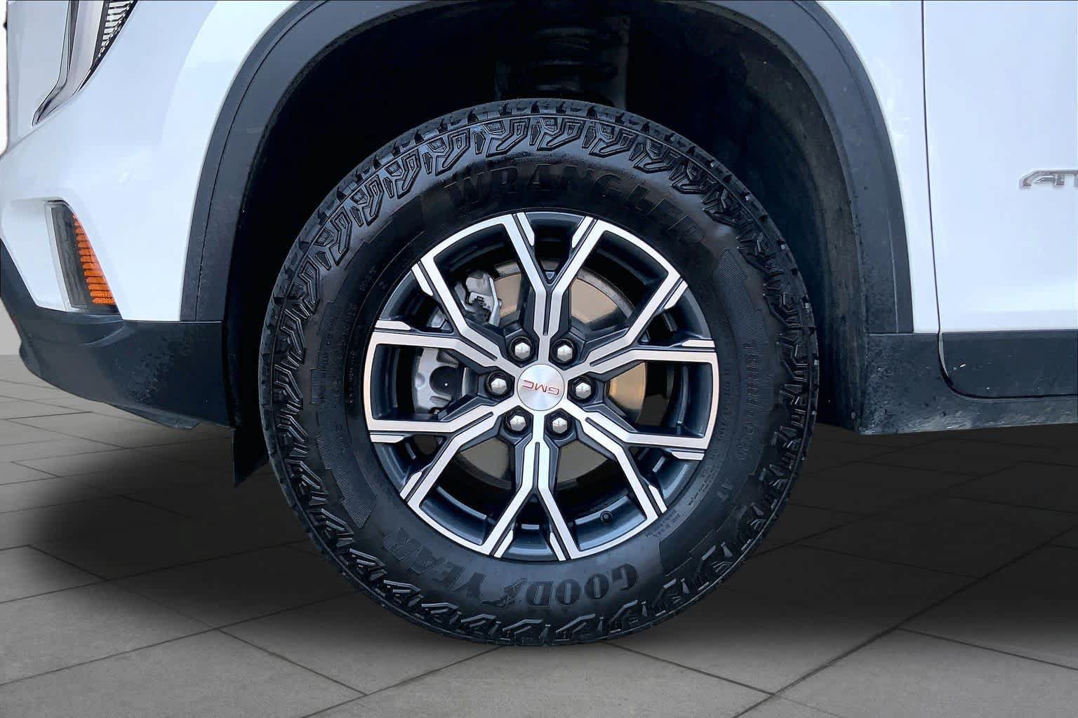 Used 2025 GMC Acadia AT4 w/ Luxury Package AWD/4WD image 11