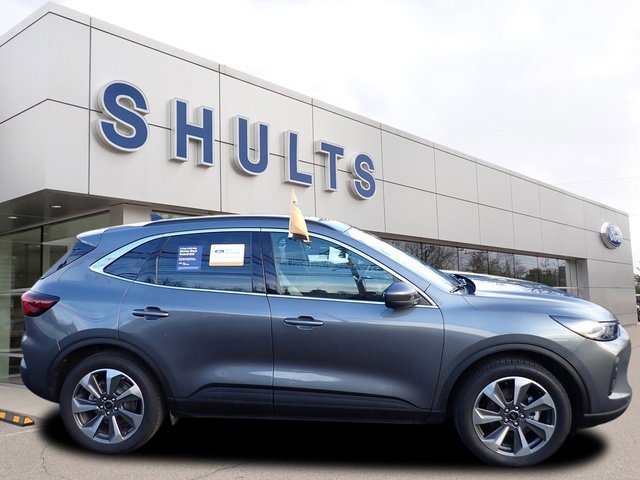 Certified 2025 Ford Escape Platinum w/ Premium Technology Package image 2