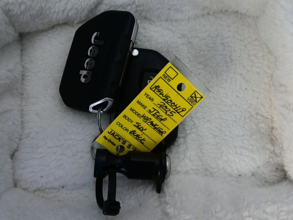 Used 2025 Jeep Wrangler Sahara image 22