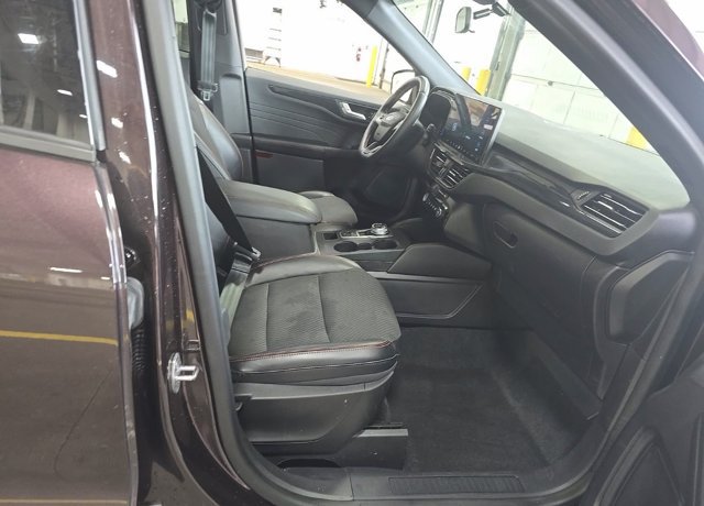 Certified 2023 Ford Escape ST-Line w/ Tech Pack #1 AWD/4WD image 9