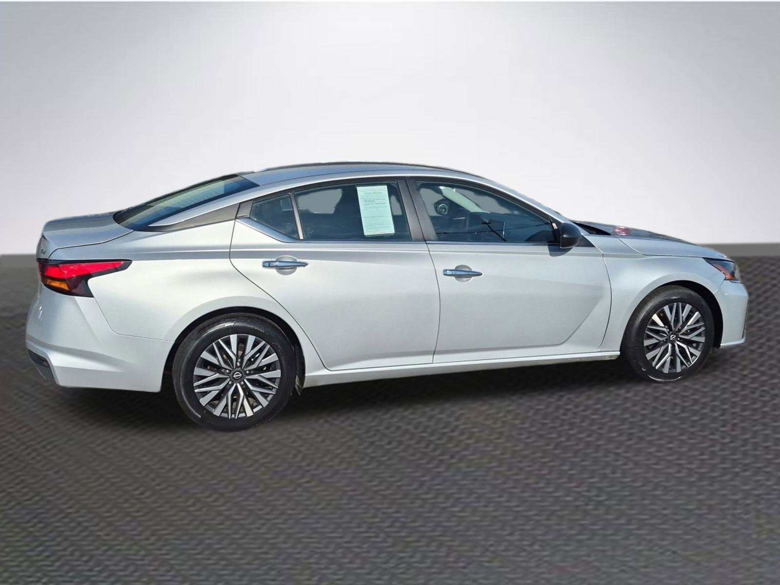 Used 2024 Nissan Altima 2.5 SV image 4